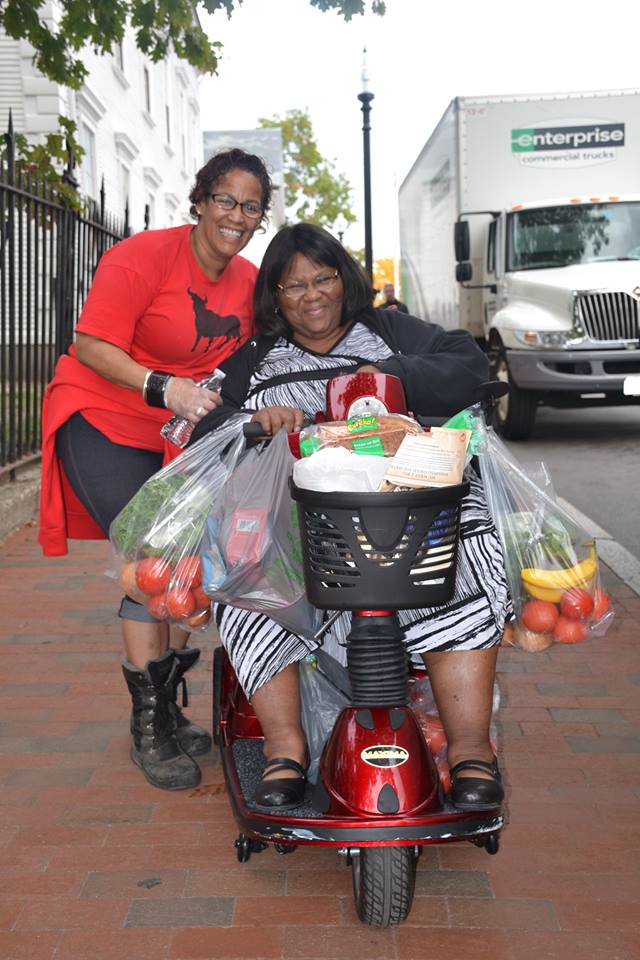 Shoppers get fresh produce at affordable prices at one of Fair Foods' many locations across the city. Photo by Gene Thorpe.